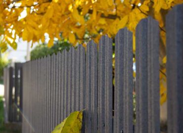 Забор из металлического штакетника Eurostil, современный дизайн, устойчив к погодным условиям, подходит для ограждений в Молдове